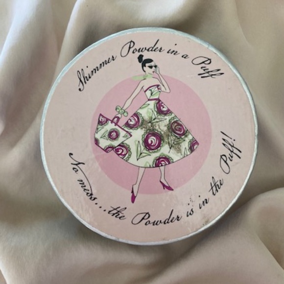Shimmer Powder in a Puff - Picture 3 of 11